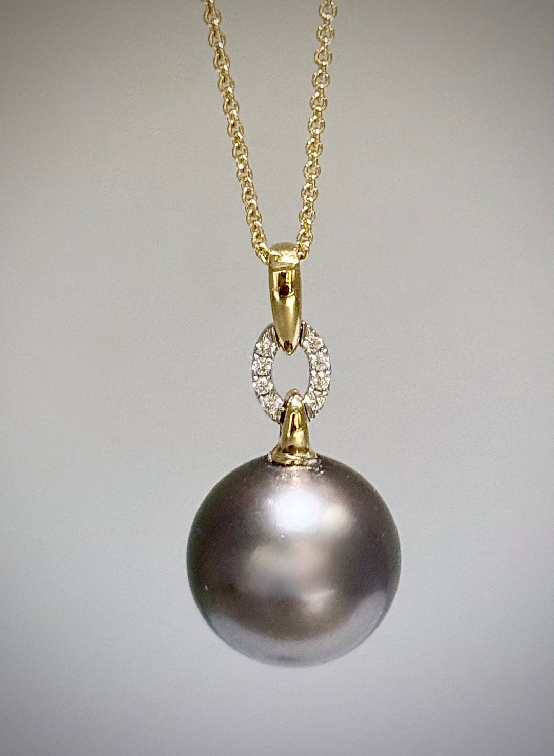 Black Pearl Pendant 18 Karat Yellow Gold